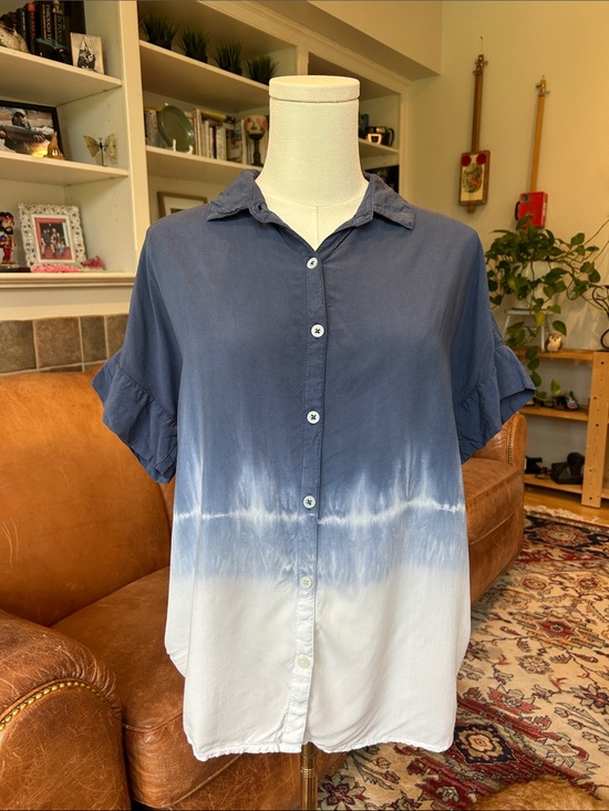 beachlunchlounge Tops - beachlunchlounge Navy to Cream Ombre Button-Down Shirt